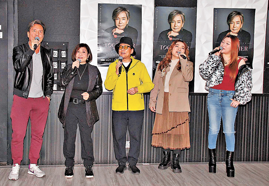 ●眾人齊為演唱會綵排。   香港文匯報記者達里  攝