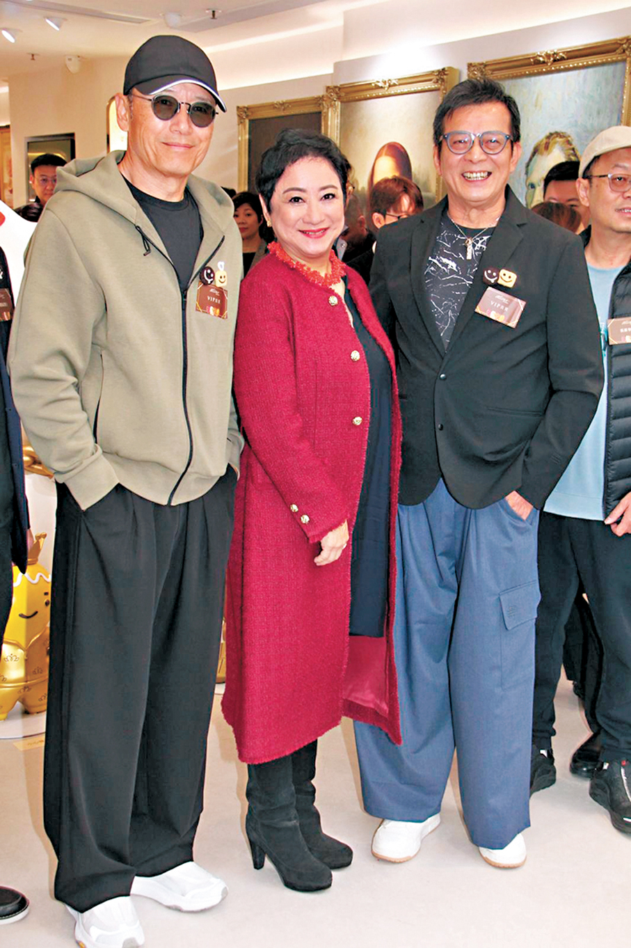 ●黃日華（右）與苗僑偉齊撐謝寧新店開業。   香港文匯報記者達里  攝