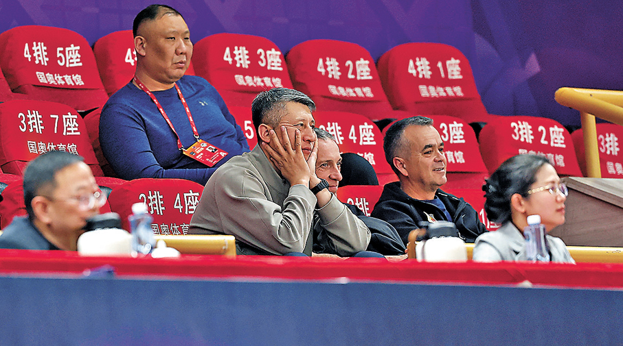 ●郭士強（前排左二）期望透過集訓調整球員狀態。  資料圖片