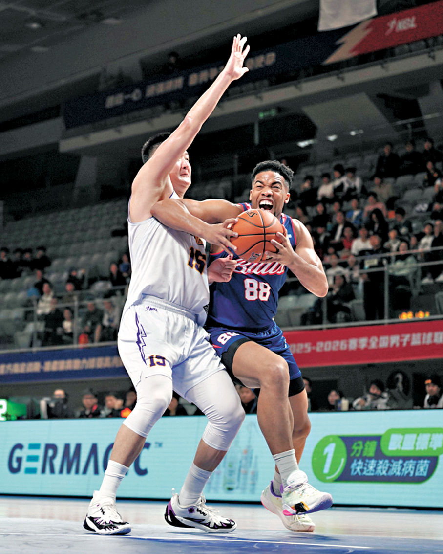 ●金牛外援阿諾斯克（右）力壓對手取分。 香港金牛圖片