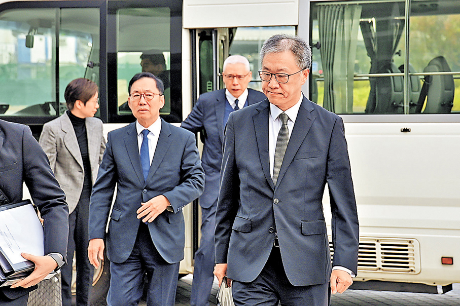 ●獨立委員會主席陸啟康（右一）、委員陳健波（右三）及歐陽伯權（右二）昨日出席指示會議。 中新社