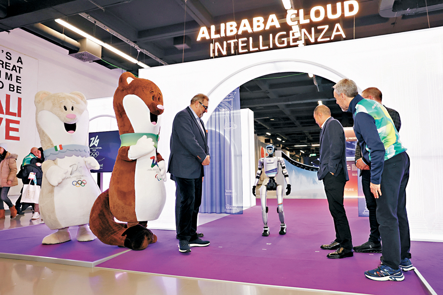 ●當地時間2月4日，阿里巴巴在位於意大利米蘭的米蘭-科爾蒂納冬奧會主媒體中心舉行發布會。圖為嘉賓在發布會上觀看導覽機器人。新華社