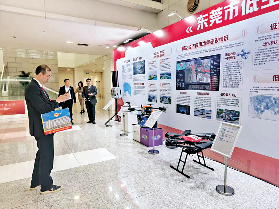 ●人大代表在了解東莞無人機產品。香港文匯報記者帥誠 攝