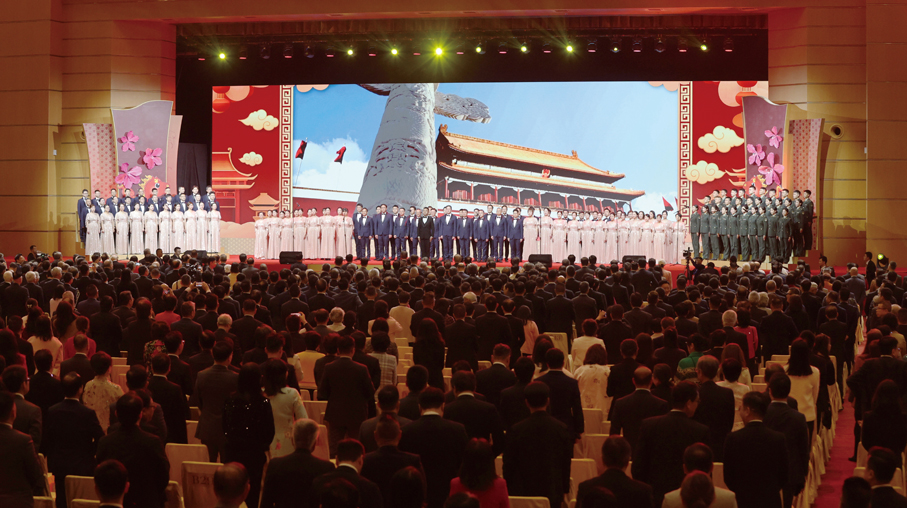 ●在中央人民政府駐香港特別行政區聯絡辦公室新春團拜會上，全體大合唱《我和我的祖國》。香港文匯報記者曾興偉  攝