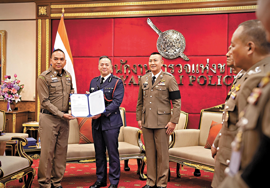 ●周一鳴向泰國皇家警察代表（左一）頒發感謝信，感謝泰國警方就一宗發生於2025年6月的劫案提供協助，疑犯迅速在泰國落網。