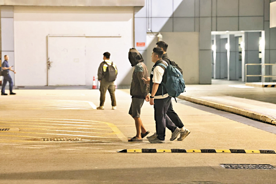 ●龍蝦灣謀殺案疑犯被押走扣查。  香港文匯報 記者鄺福強  攝