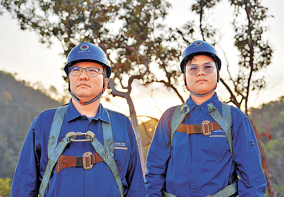 ●賽龍興（右）與同事投身500千伏中老聯網項目。