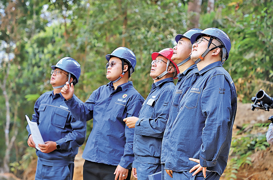 ●2025年1月，賽龍興（左二）加入了全公司最重要的500千伏中老聯網項目的團隊。