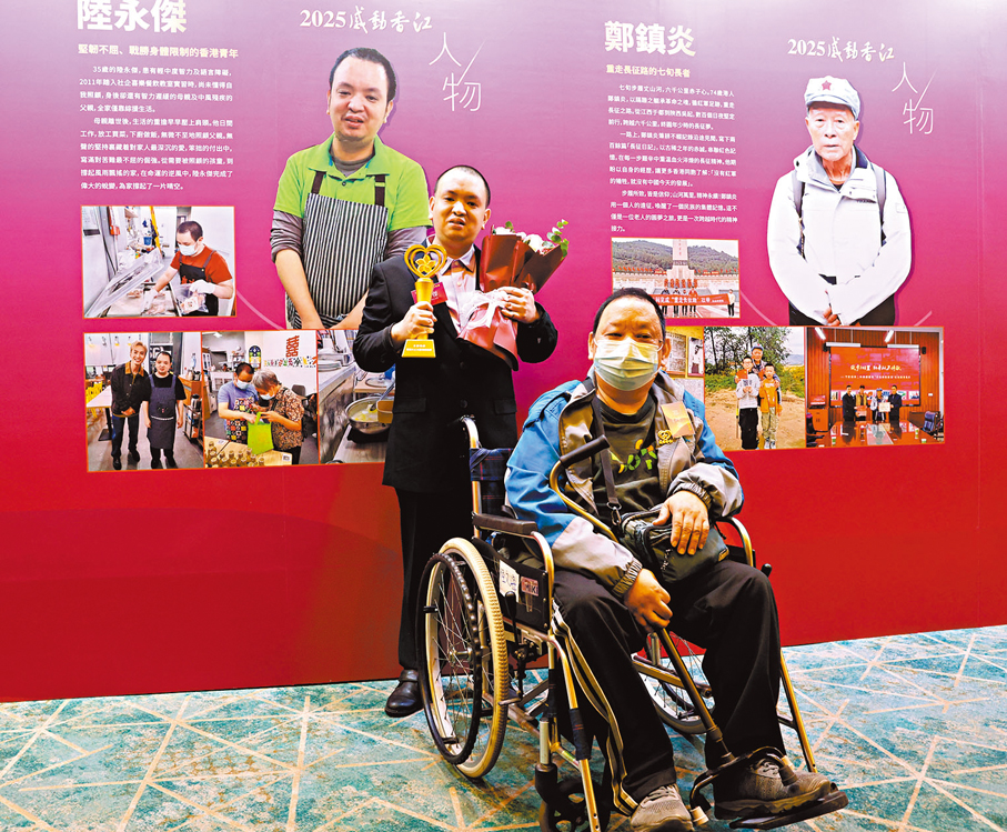 ●陸永傑推着輪椅與父親出席「感動香江」頒獎典禮。 香港文匯報記者曾興偉  攝