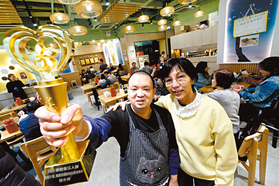 ● 陸永傑與「喜樂餐飲·教室」創辦人宋羅孟君。 香港文匯報記者涂穴  攝