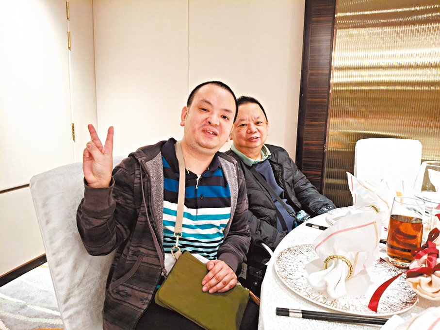 快樂日常 ●陸永傑最愛與父親飲茶。 受訪者供圖