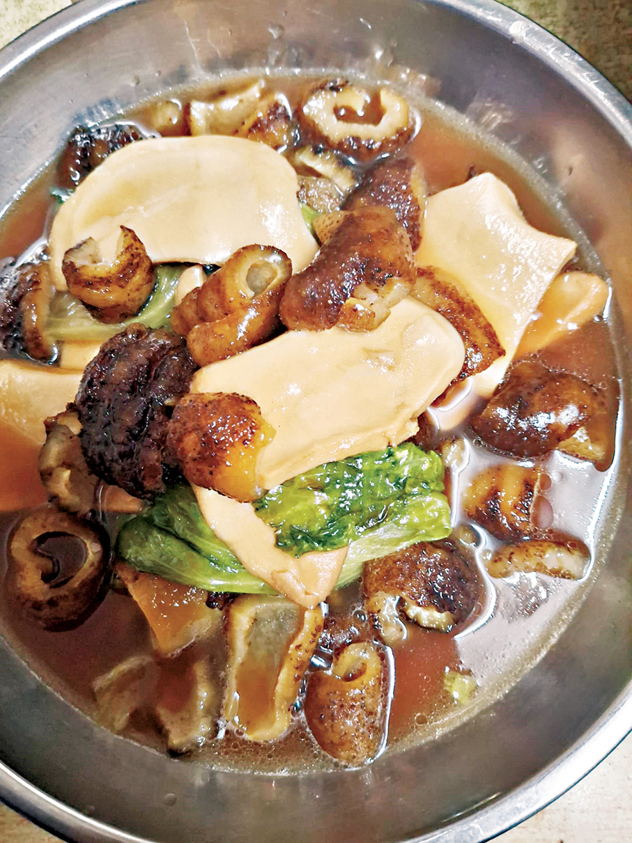 ●陸永傑為父親製作的海螺片燜海參生菜。  受訪者供圖