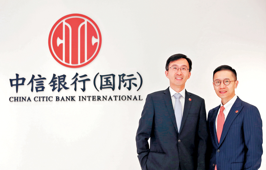 ●中信銀行(國際)首席經濟師丁孟（左）、中信銀行(國際)個人及商務銀行業務投資主管張浩恩。