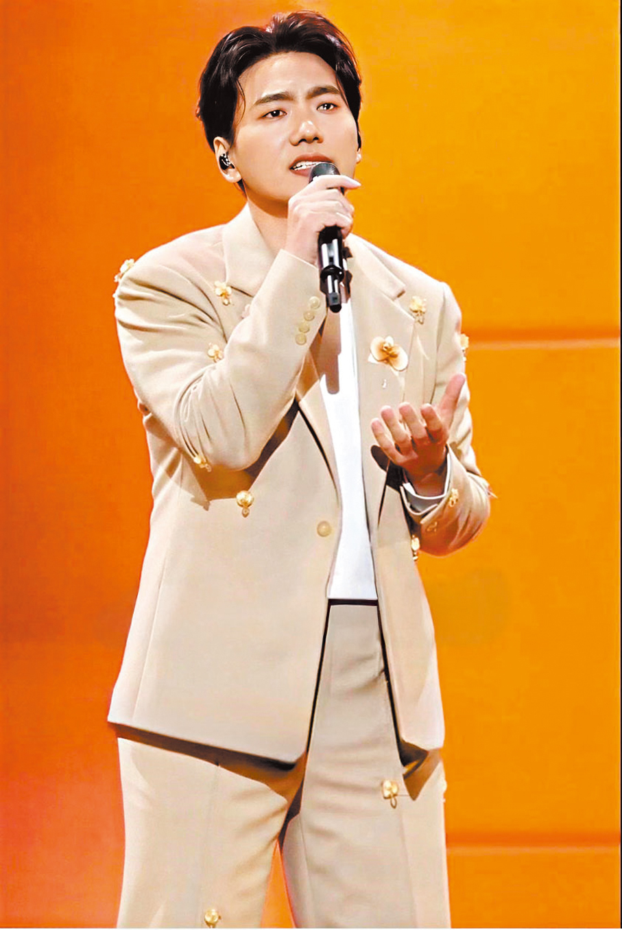 ●海來阿木含淚獻唱。   視頻截圖