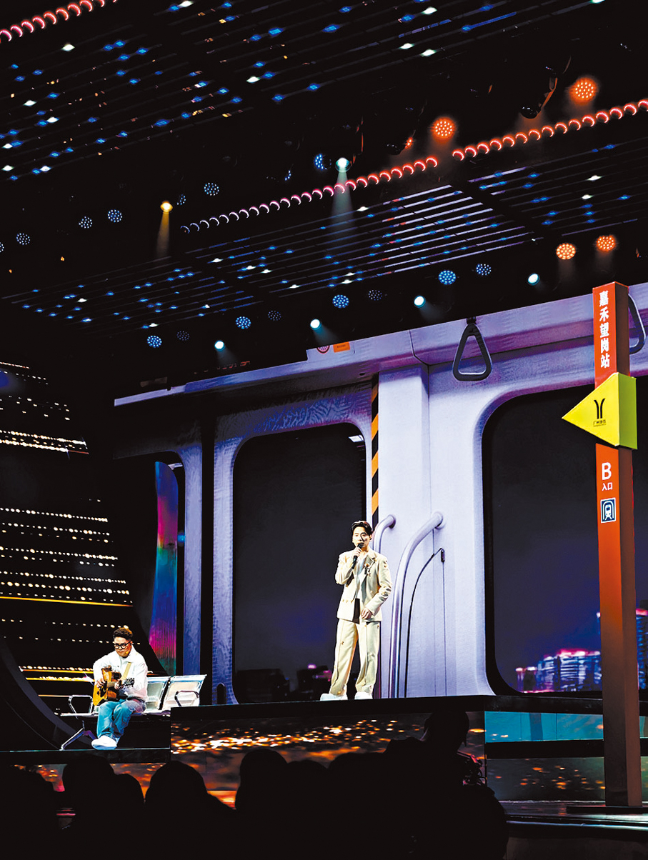 ●海來阿木與音樂製作人吳歡聯袂演繹《嘉禾望崗》。  香港文匯報記者胡若璋  攝