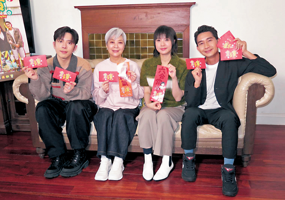 ●左起：呂爵安、金燕玲、鍾雪瑩和李尚正跟讀者們拜早年。  香港文匯報記者阿祖  攝