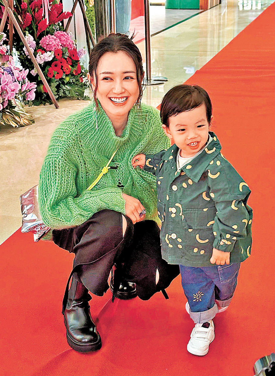 ●張寶兒帶着兒子袁晞祐到賀。    香港文匯報記者子棠 攝