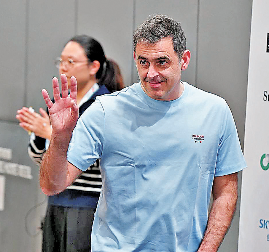 ●奧蘇利雲賽後出席球迷簽名會，保持笑容。