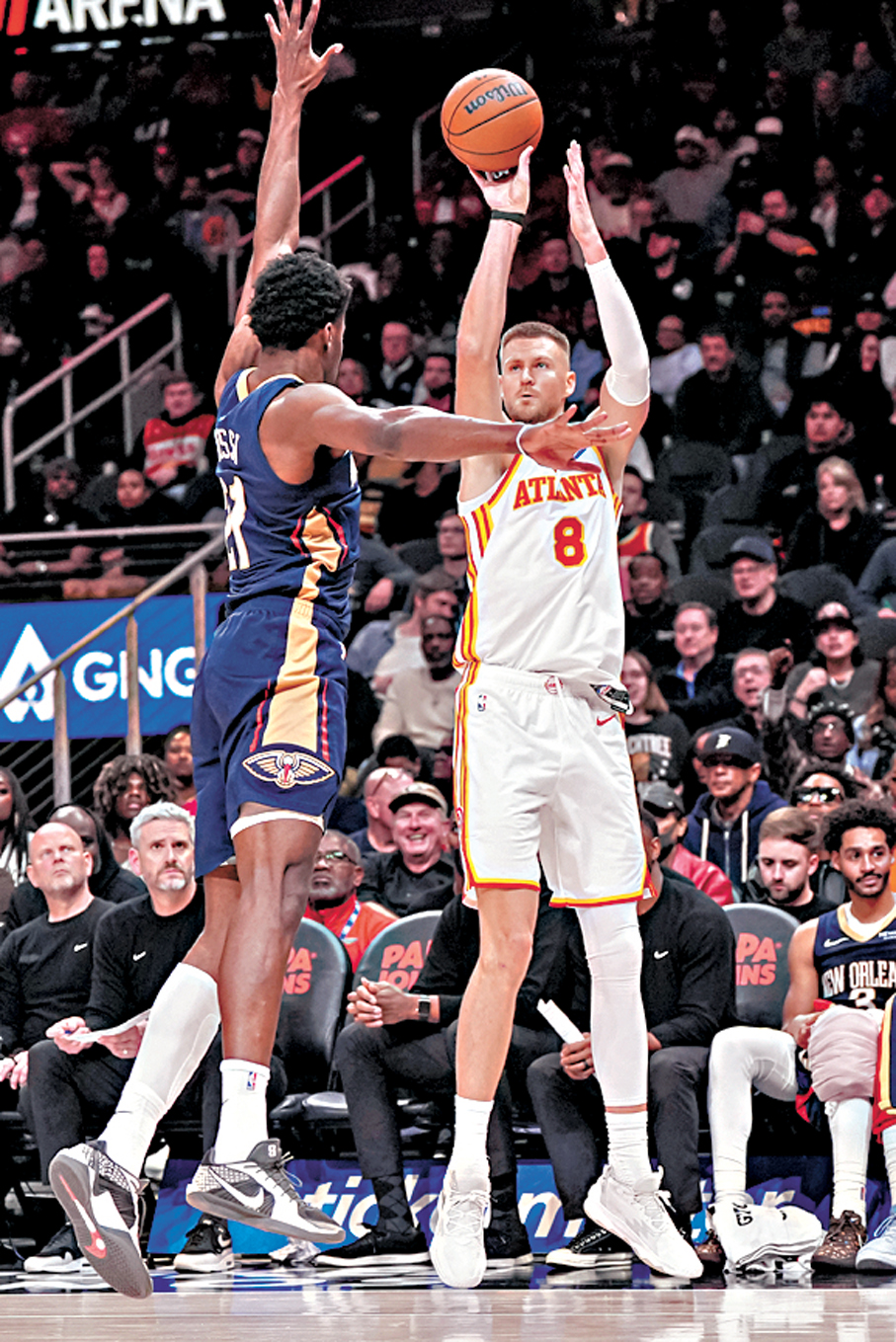 ●勇士換入波辛基斯（右）輔助史提芬居里。 資料圖片