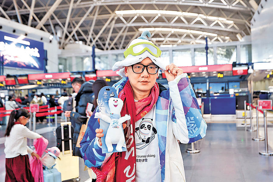 ●張文全在北京首都機場啟程前，展示特色裝扮。 資料圖片