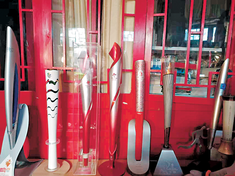 ●張文全收藏的奧運火炬。   受訪者供圖