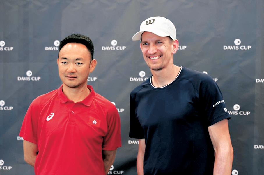 ●港隊隊長余曉東（左）與芬蘭隊長尼米倫出席賽前記者會。   香港文匯報記者郭正謙  攝