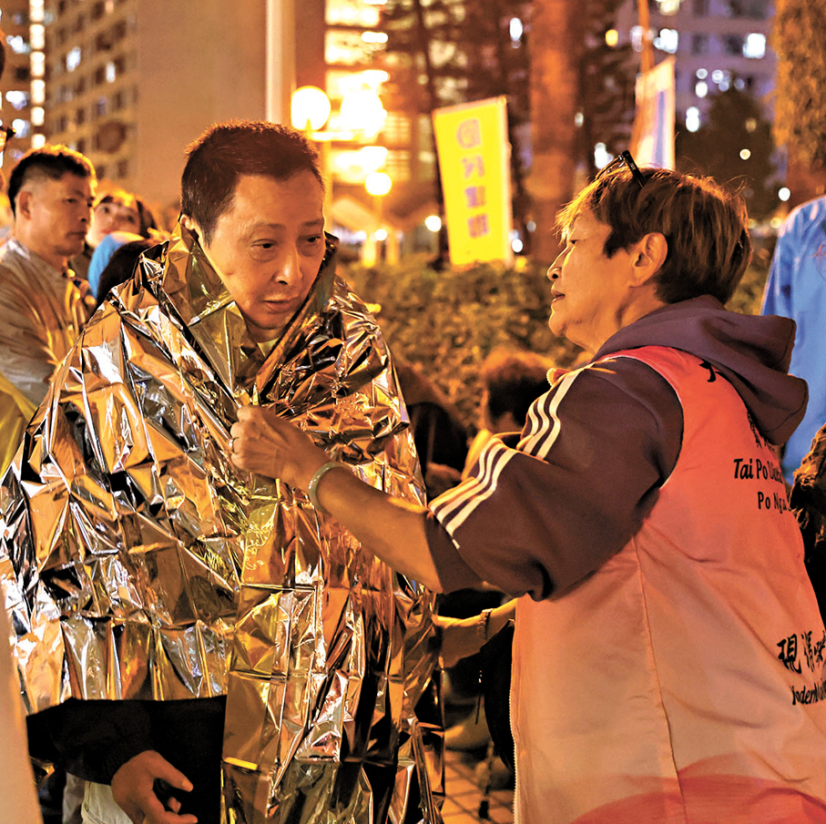 ●關愛隊向受影響居民送上保溫氈。 資料圖片