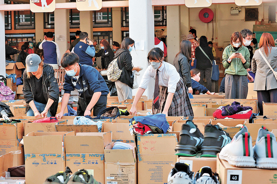 ●大埔社區中心義工為受影響居民分派物資。 資料圖片