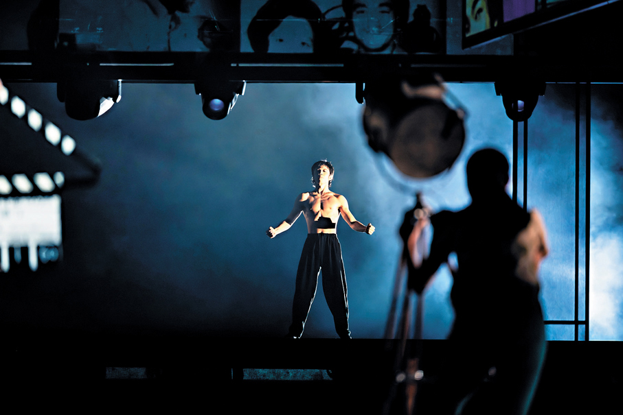 ●演出融合多媒體元素。