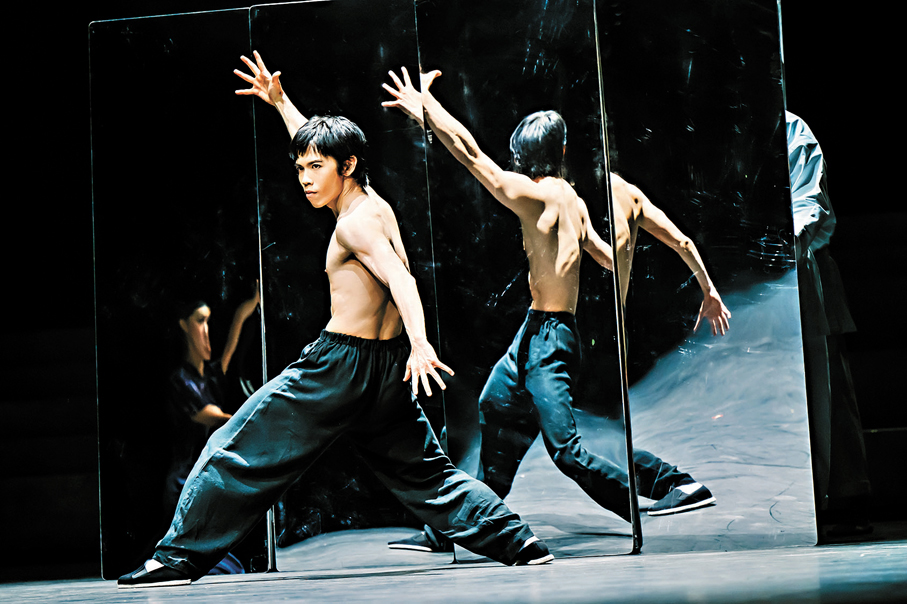 ●舞者用舞蹈演繹李小龍的「武道」。