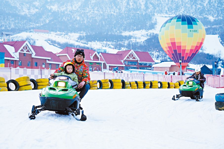 ●遊客體驗雪地摩托。