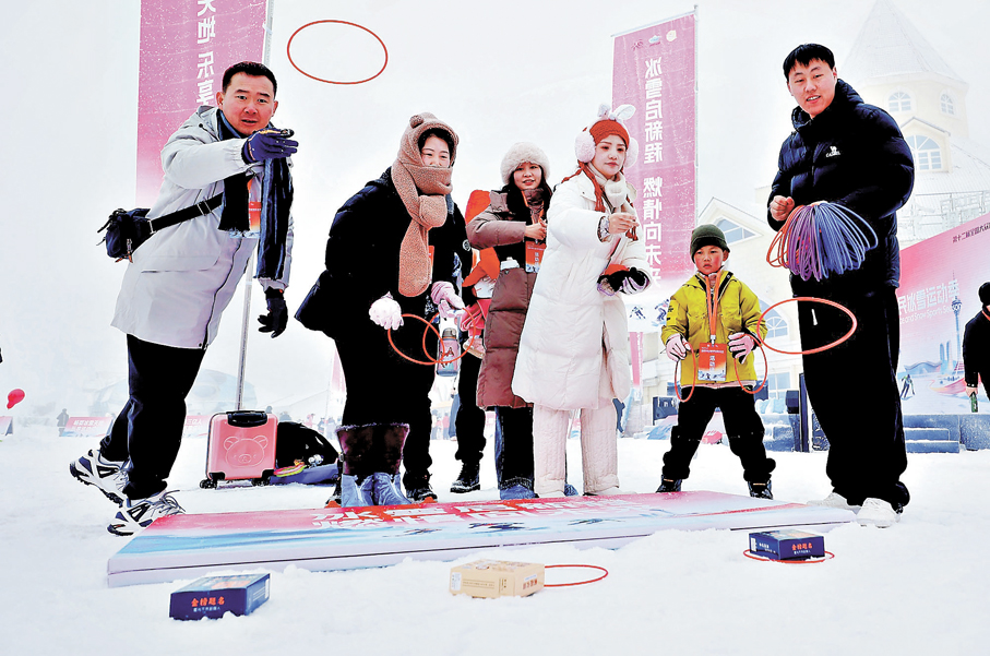 ●遊客在雪地玩「套圈」遊戲。