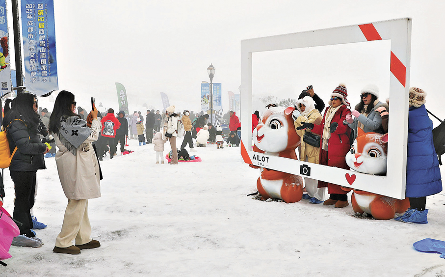 ●廣西遊客與「雪鬆鬆」合影。