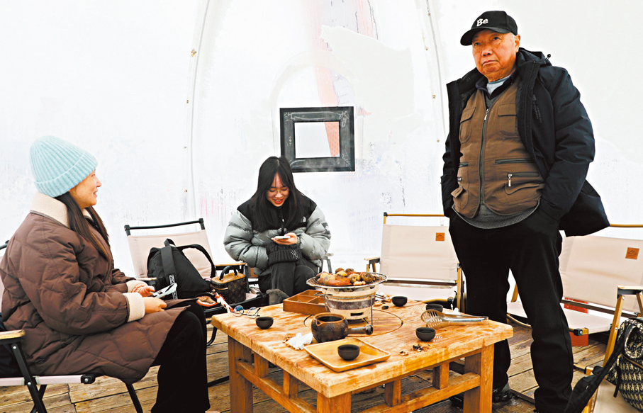 ●遊客體驗「圍爐煮茶」。