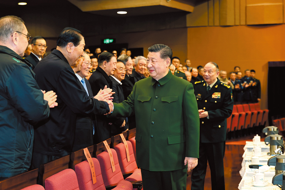 ●2月6日下午，中央軍委慰問駐京部隊老幹部迎新春文藝演出在中國劇院舉行。中共中央總書記、國家主席、中央軍委主席習近平觀看演出。 新華社
