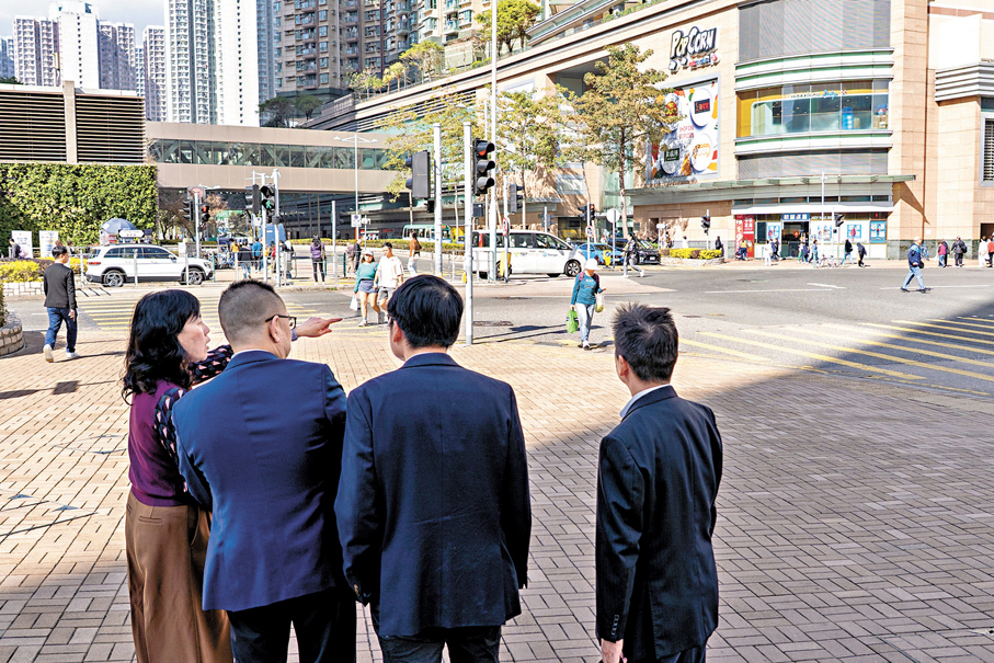 ●陳美寶早前到訪將軍澳，視察「對角行人過路處」的落實情況。 陳美寶網誌圖片