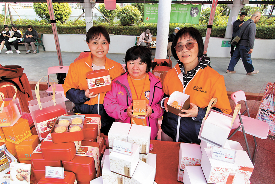 ●「一點烘焙及一點回味」導師劉小姐（左）、靜姐（右）以及學員洪雪樺（中）。香港文匯報記者黃艾力  攝