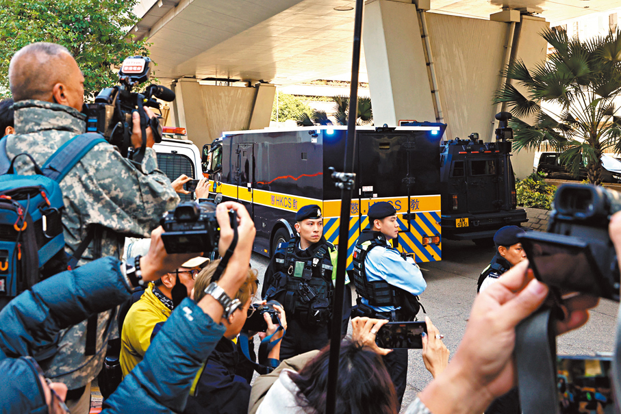 ●壹傳媒創辦人黎智英將於明日判刑，各界呼籲嚴懲以彰顯法治。圖為押送黎智英的囚車駛離西九龍裁判法院。 資料圖片