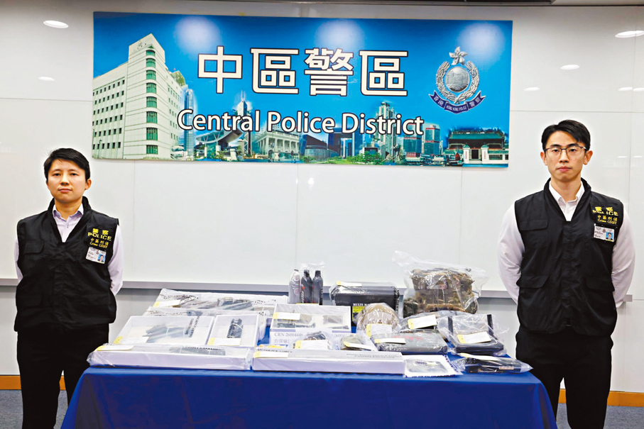 ●警方交代案情。 香港文匯報記者劉友光  攝