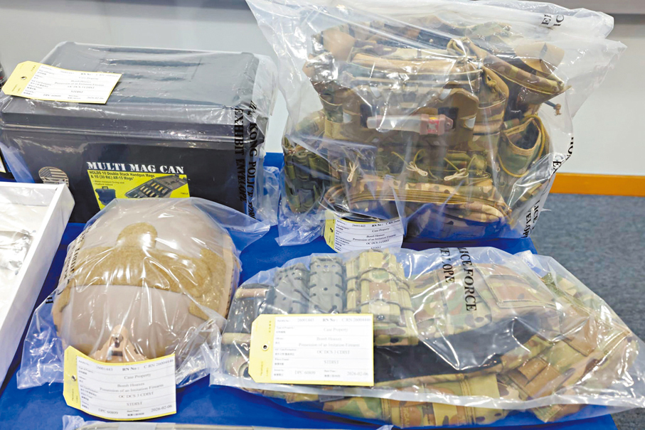 ●警方檢獲的戰術背心及頭盔。香港文匯報記者劉友光  攝