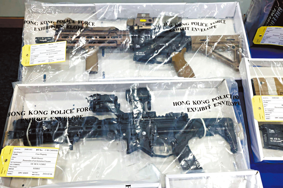 ●警方檢獲的仿製槍及部件。香港文匯報記者劉友光  攝
