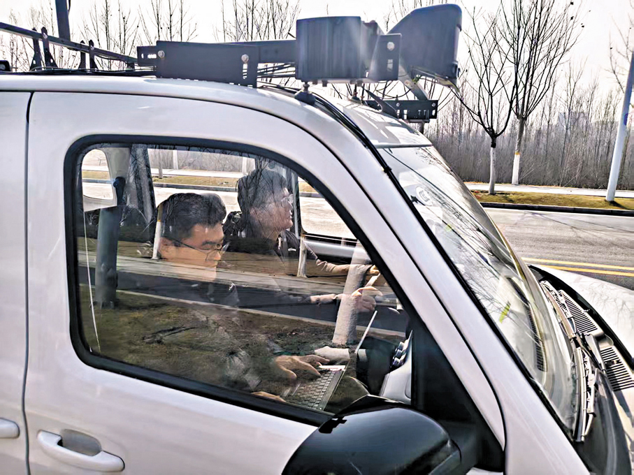 ●星馳智卡的地圖採集員與車輛安全員正在工作。香港文匯報安徽傳真