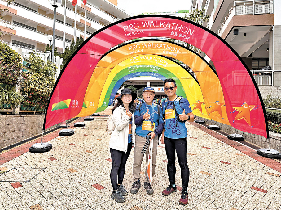 ● 鄭鎮炎參與柴灣一所小學舉辦的16.5 公里徒步活動，與學生並肩徒步及分享自己的旅程故事。 受訪者供圖