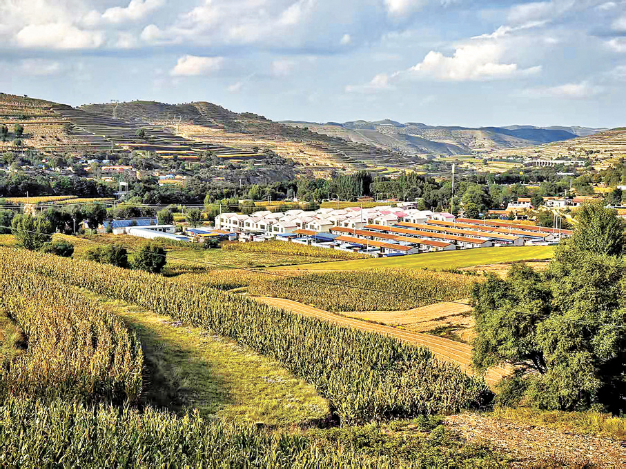 ●鄭鎮炎途經六盤山時拍下當地風光。 受訪者供圖