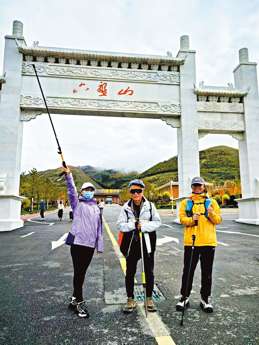 ●鄭鎮炎（中）與回族友人遊覽六盤山時合照。 受訪者供圖