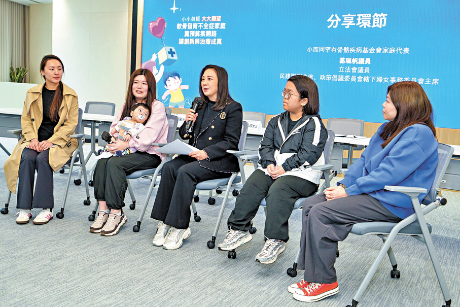 ●葛珮帆（左三）表示，軟骨發育不全症沒有針對病因的治療方案，患者只能在併發症出現後以手術處理。 葛珮帆Fb圖片