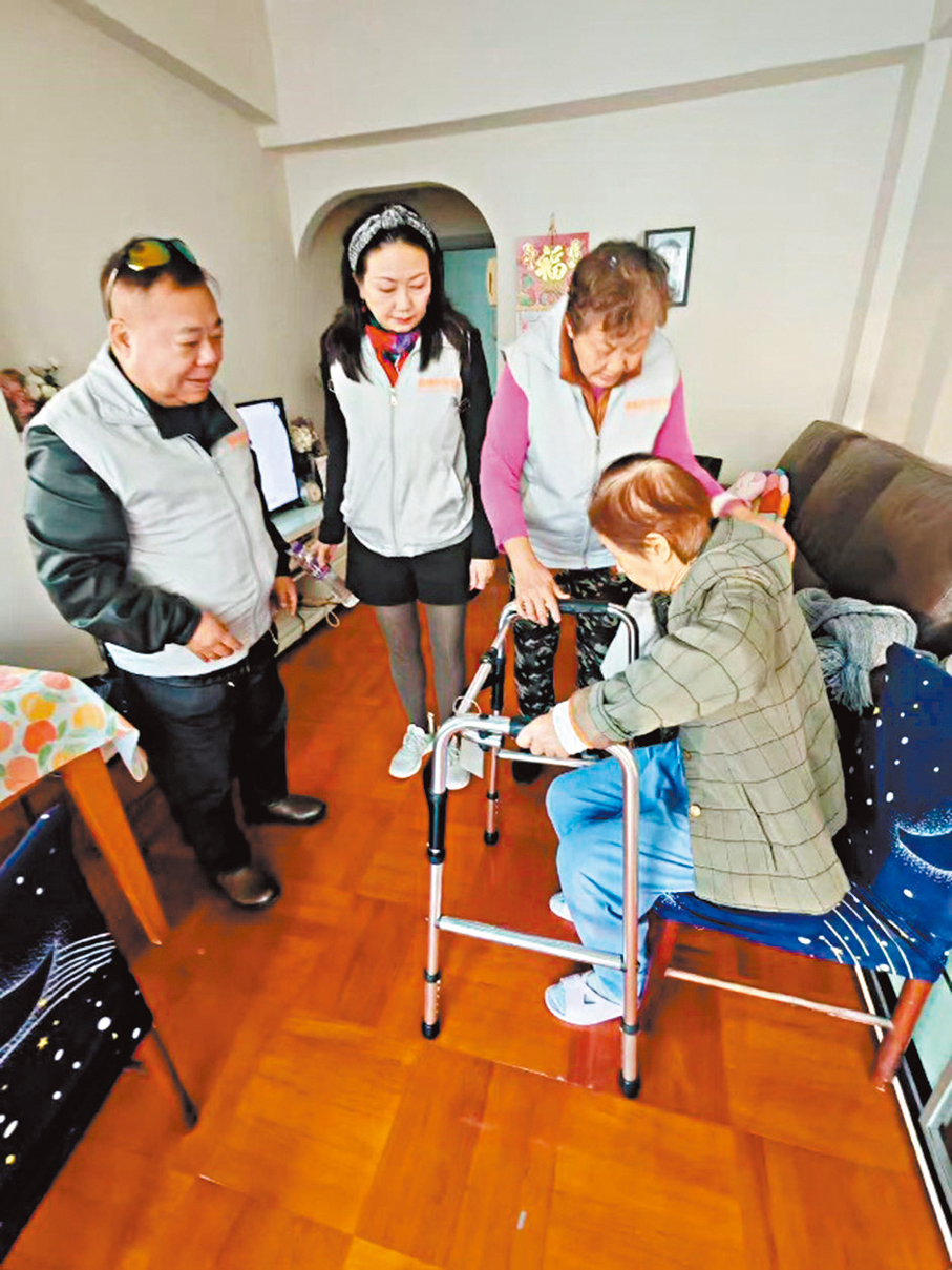 ●月華關愛隊上門探訪有需要長者。 作者供圖