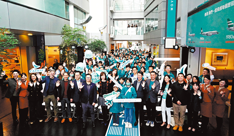 ●為慶祝成立80周年，國泰昨日於國泰城舉辦以「飛躍理想 同心翱翔八十年」為主題的社區服務活動。  香港文匯報記者曾興偉  攝