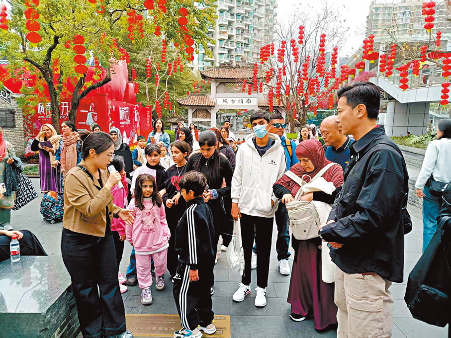 ●近50南亞裔港人昨日赴深圳交流，參觀南頭古城。 香港文匯報記者李昌鴻  攝