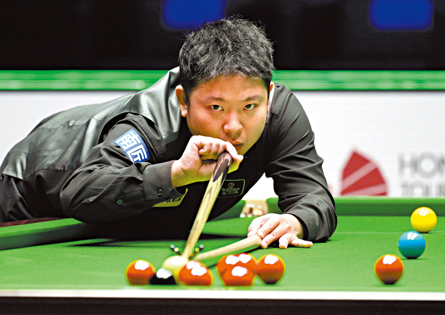 ● 張安達以6：5擊敗周躍龍。 新華社